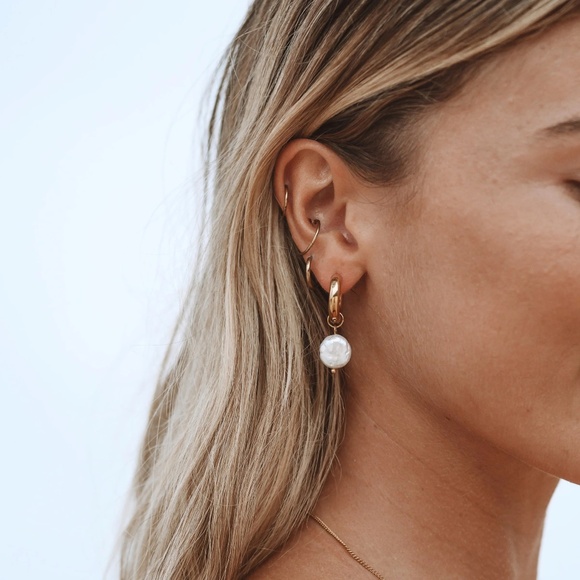 NWT Chunky Pearl Hoops Earrings Atolea - Picture 1 of 2